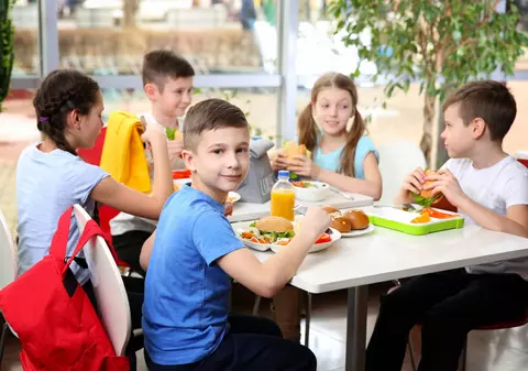 România are programul „Masă Caldă” în 150 de școli, Finlanda dă un prânz cald gratuit elevilor din anii ‘40