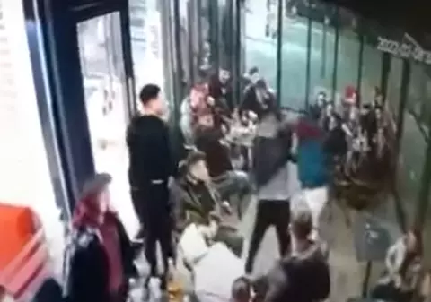 VIDEO | Șofer de ridesharing bătut crunt și înjunghiat în benzinărie, la Sibiu. Motivul incredibil al agresiunii