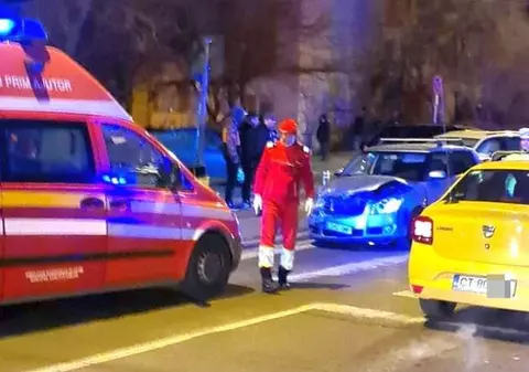 Ambulanță SMURD, lovită de o mașină în timp ce prelua victimele unui accident, la Constanța