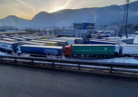 Șoferi români de TIR chemați să ajute și să aducă din Italia, cu camioanele, ajutoare pentru refugiații ucraineni