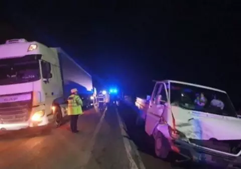 Cinci persoane au fost rănite după o coliziune între trei autovehicule, în Suceava