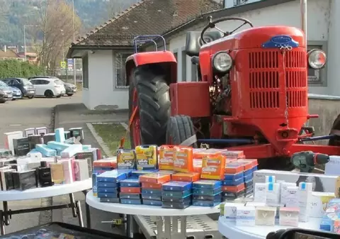 Român lăsat fără tractorul de epocă pe care-l aducea pe platformă, din Elveția. În mașină mai avea și geamantane pline cu parfumuri