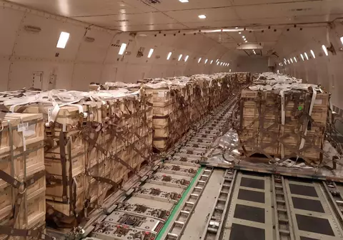 „Am primit deja 500 tone de muniție de la SUA!” Pozele publicate de ministrul ucrainean al apărării