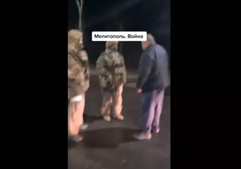 VIDEO | Doi soldați ruși înarmați, confruntați de un etnic rus: „Eu sunt tot rus, dar trăiesc aici. Nu aveți probleme la voi în țară? Sunteți marionete!”