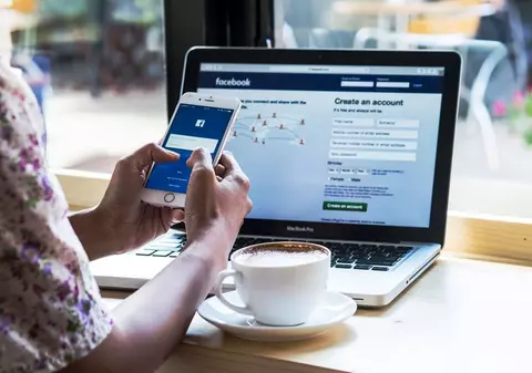 Studiu. Cei care folosesc smartphone-ul cu măsură fumează mai puțin și sunt mai activi