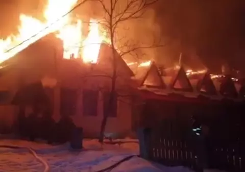 Fosta cabană turistică Usturoiu, distrusă complet de un incendiu