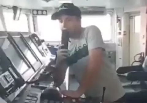 VIDEO| Un vapor georgian a refuzat să alimenteze un vas rusesc rămas fără combustibil în mijlocul mării: „Vâsliți! Glorie Ucrainei!”