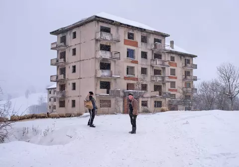 REPORTAJ. 13 blocuri din Anina, care se vând cu 49.000 de euro bucata, reaprind speranța locuitorilor. „Ce-i mai frumos pe lumea asta, ca-n Dallas să vedem”