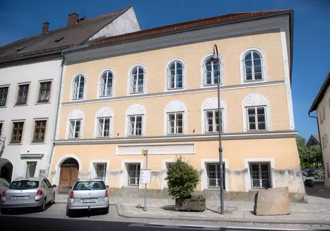 Casa în care s-a născut Adolf Hitler va fi transformată în comandament de poliție. Cât costă renovarea