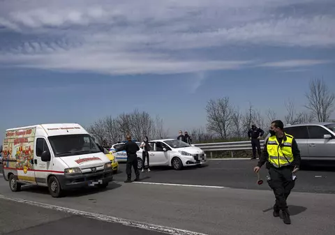 Polițiștii bulgari au găsit 61 de migranți într-un camion abandonat în orașul Burgas