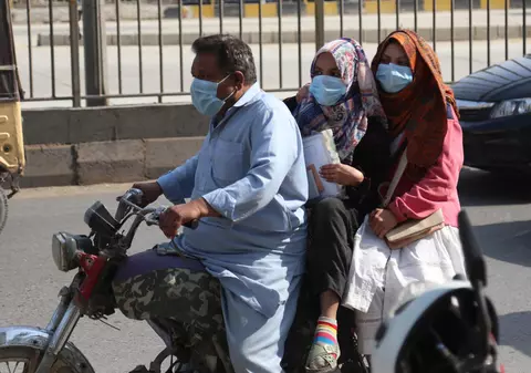 O femeie însărcinată din Pakistan a ajuns la spital cu un cui înfipt în cap, după ce un vraci i-a prezis că așa va naște un băiat
