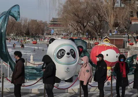 Goana după Bing Dwen Dwen, mascota Olimpiadei de la Beijing. „Am stat toată noaptea la coadă, să iau jucăria de pluș pentru iubita mea”