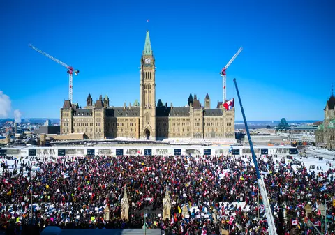 Cum a reușit mișcarea camionagiilor canadieni să mobilizeze extrema-dreaptă în întreaga lume. Momentan, doar online