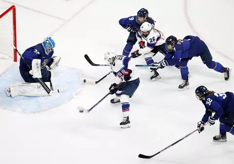 Moment hilar la meciul Finlanda - SUA, din turneul olimpic feminin de hochei. Jucătoarele au fost chemate de la vestiare să rejoace ultimele minute