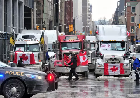 Canada are dificultăți în a încheia protestul camionagiilor. Blocarea unui pod perturbă comerțul