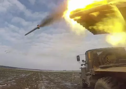 NATO se teme de un pretext pentru invazie, după ce Ucraina și rebelii susținuți de Rusia s-au acuzat reciproc de pornirea ostilităților