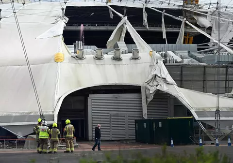 Acoperişul celebrei arenei O2 din Londra, distrus de furtuna Eunice