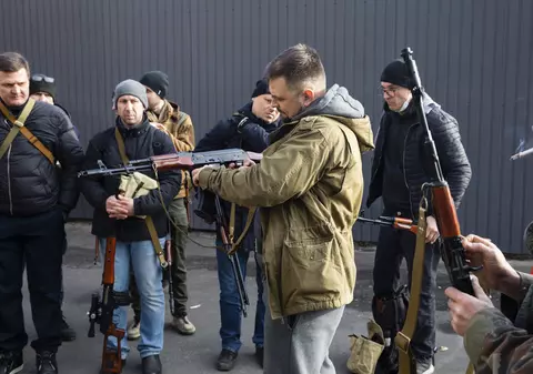 „Ne-au dat puștile, le-au încărcat pentru noi și asta a fost". Mărturia unui ucrainean, care s-a oferit voluntar să-și apere țara