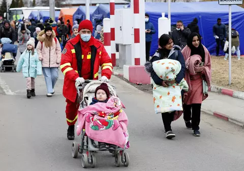 Guvern: Peste 70.000 de cetăţeni ucraineni au intrat în ţară, până luni dimineaţa. Aproximativ jumătate dintre aceștia au rămas în România