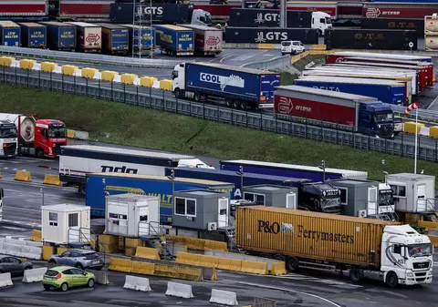 Patru șoferi români de TIR, treziți din somn și arestați pe loc, în Belgia, în portul unde aduceau containere pentru Marea Britanie