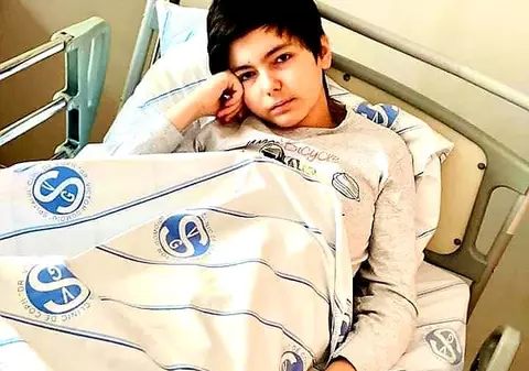 Viața lui Liviu, olimpic la engleză, depinde de un tratament în Austria. Băiatul care suferă de morbus osler, cancer și hidronefroză are nevoie de 20.000 de euro pentru a fi salvat