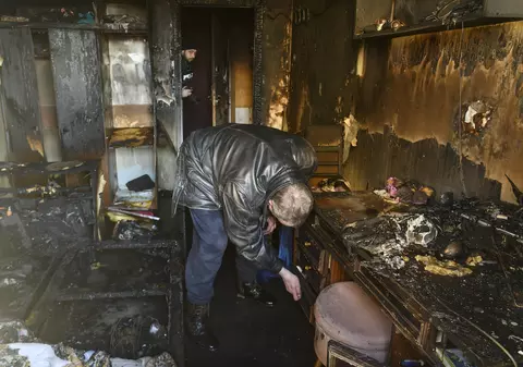 „Complet distrus”. Oamenii din Kiev se întorc la blocurile lovite de artilerie ca să vadă ce a rămas din locuințele lor