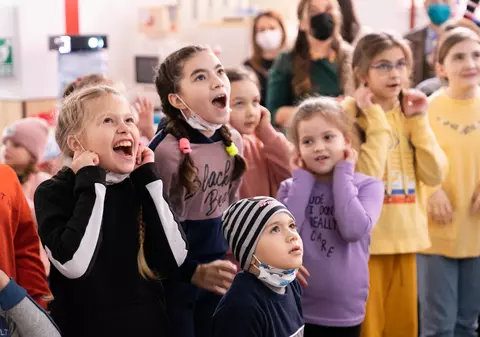 Copiii ucraineni refugiați în România, integrați social cu muzică și jocuri interactive. „Este pentru prima oară în ultima săptămână când s-au simțit copii”