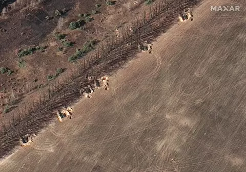 Imagini din satelit arată armata rusă ridicând baricade de pământ în jurul echipamentului militar, la nord-vest de Kiev