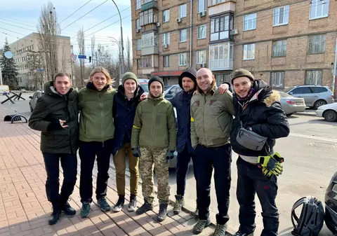 Membrii unei trupe pop-rock care l-a avut pe Zelenski într-un clip muzical, luptă acum pentru Kiev