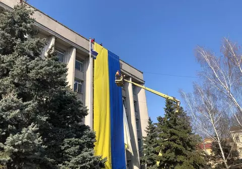 Locuitorii din orașul Herson, capturat de ruși, au afișat un steag imens al Ucrainei pe clădirea primăriei