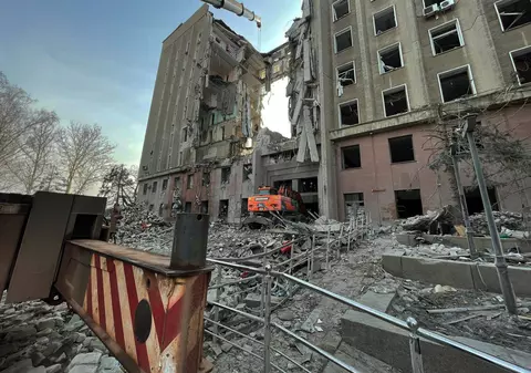 Bilanțul victimelor atacului asupra administrației regionale din Mikolaiv a crescut la 15. Clădirea este găurită de bombe