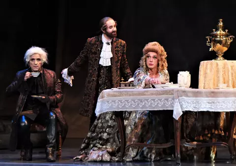 Papagalul Mut, spectacolul scris și regizat de Nae Caranfil, revine pe scena Săli Mari a Teatrului Național I.L. Caragiale din București