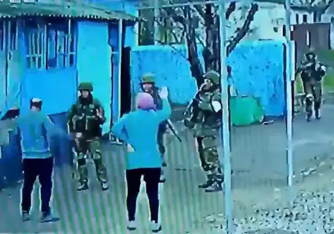 VIDEO | Patru soldați ruși înarmați, dați afară dintr-o curte de doi bătrâni cu mâinile goale. Imaginile au devenit virale