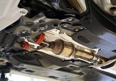 Catalizatorul auto – ce rol îndeplinește, cum funcționează și ce soluții există în cazul unor defecțiuni