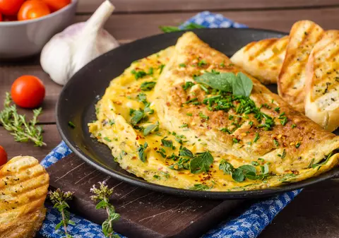 Cum faci omletă pufoasă. Trucul cu bicarbonatul de sodiu de care puțini știu