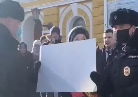 VIDEO | Tânără arestată în Rusia, după ce a ieșit să protesteze față de război ținând în mâini o coală de hârtie pe care nu era scris nimic