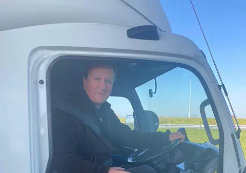 Fostul premier britanic David Cameron conduce un camion cu provizii pentru refugiații ucraineni, la granița cu Polonia