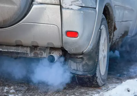 Ce înseamnă când iese fum albastru pe țeava de eșapament – cauze, explicații, soluții