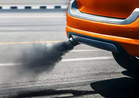 Ce înseamnă când iese fum negru pe țeava de eșapament – cauze, explicații, soluții