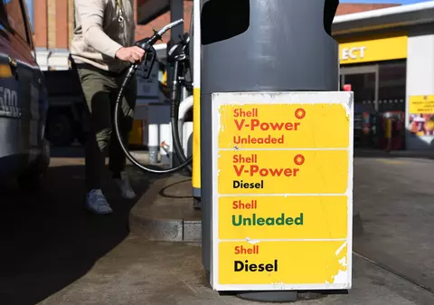 Marea Britanie va interzice importurile de petrol rusesc, în timp ce UE vrea să renunțe treptat la importul de gaze