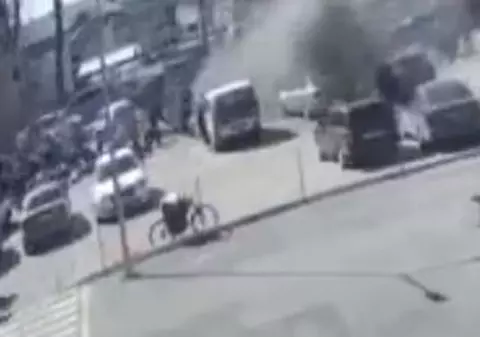 Imagini cu atacul asupra unui centru de distribuție de ajutoare umanitare din Harkov. Obuzul a lovit oamenii aflați la coadă