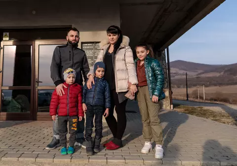 O familie de refugiați ucraineni s-a reunit într-un sat din Bistrița. „Tata, când ne întoarcem acasă?” „Nu știu ce să zic, dar mai mult că nu ne întoarcem”
