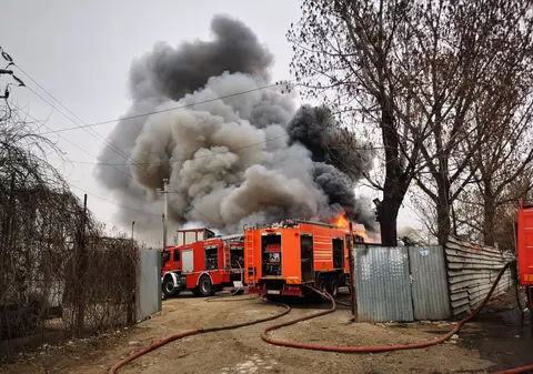 S-a încheiat intervenția pompierilor de la centrul de deșeuri din Glina. Autoritățile au deschis o anchetă în urma incendiului