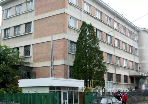 Pericol de incendiu de la un scurtcircuit, în sediul poliției din Roman. Peste 40 de persoane, evacuate din sediu