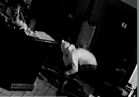 Un român pus „să stea de șase” a adormit în timp ce prietenii lui jefuiau o bijuterie și n-a auzit când a venit poliția, în Belgia