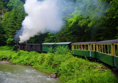 Locuri frumoase din România unde poți ajunge cu trenul