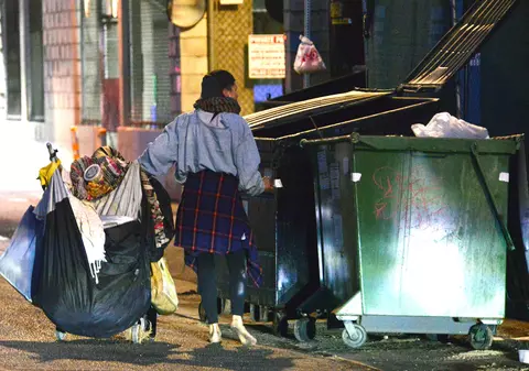 Înainte avea apariții spectaculoase pe covorul roșu, acum trăiește pe stradă. Vedeta a fost surprinsă mâncând din gunoaie