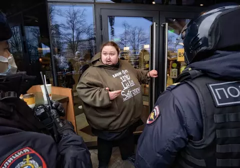 VIDEO | Un rus s-a legat de ușa unui McDonald’s din Moscova. „Sunt lipsit de mâncarea pe care am mâncat-o toată viața”