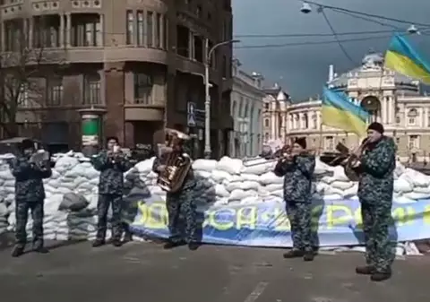 VIDEO | O fanfară din Odesa baricadată cântă „Don't worry, be happy”, în așteptarea atacului Rusiei