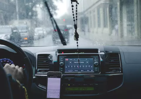 Cum să-ți faci călătoria cu mașina mai plăcută? 3 sfaturi